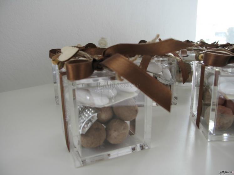 Scatola in plexiglass con noce moscata per matrimonio