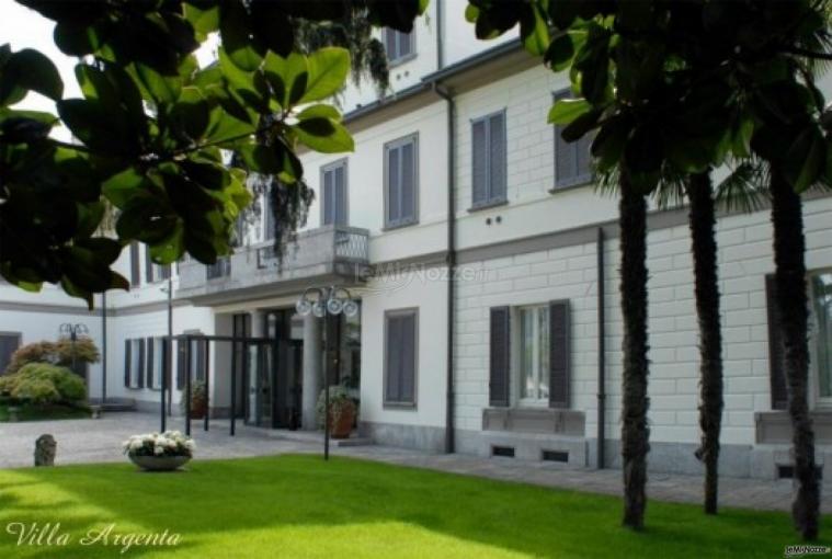 Ricevimento di matrimonio nel giardino della location