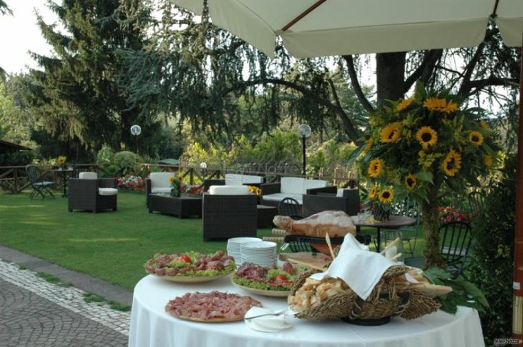 Allestimento del buffet di matrimonio in giardino