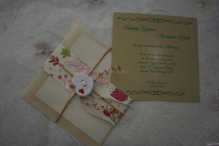 Nonsoloscatole - Partecipazione shabby chic con fascetta