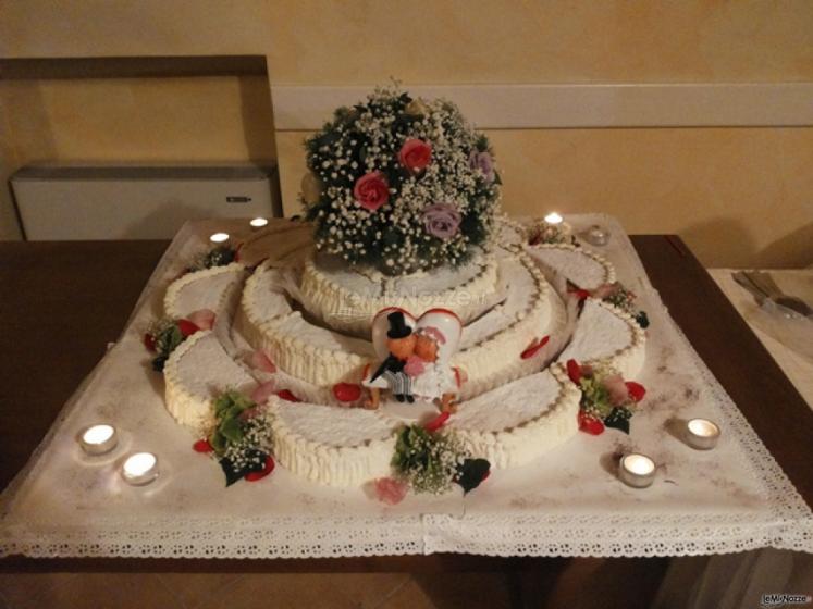 Un'originale torta preparata dal cetering dell'Antica Tenuta Santa Teresa