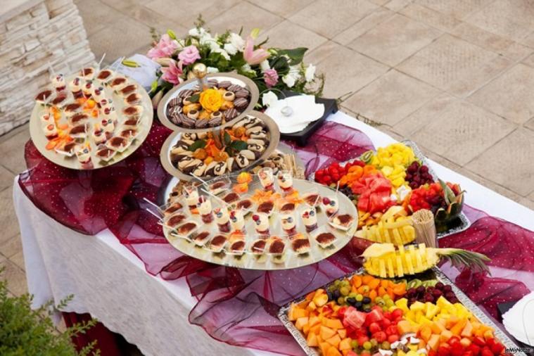 Antipasto di matrimonio servito in giardino