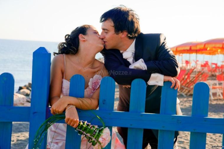 Foto degli sposi al mare
