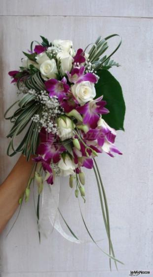 Bouquet a cascata di fiori viola e bianchi