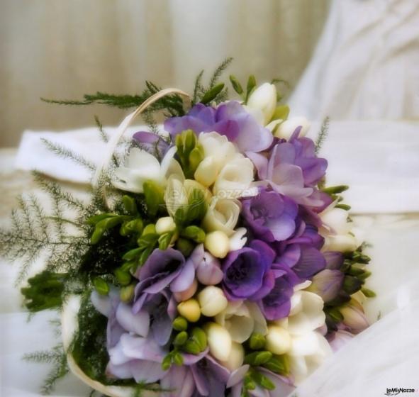 Bouquet a cestino con fiorellini lilla