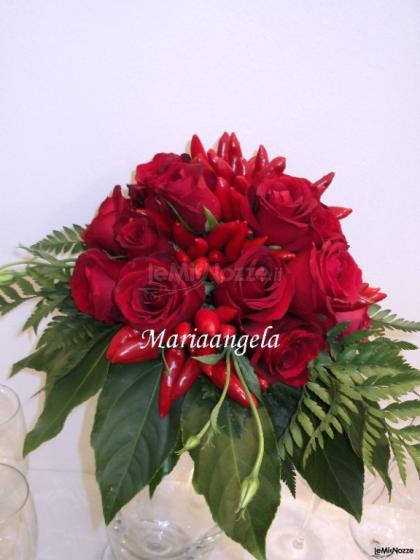 Centrotavola rose rosse e peperoncini - Stumpe Eventi