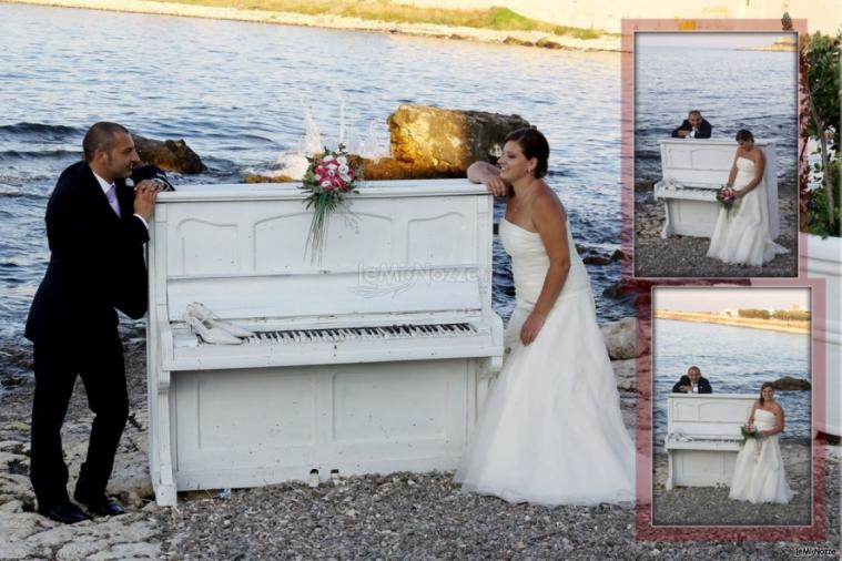 Momento romantico degli sposi in riva al mare