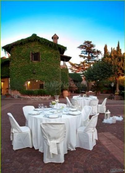 Ricevimento di matrimonio nel giardino del casale