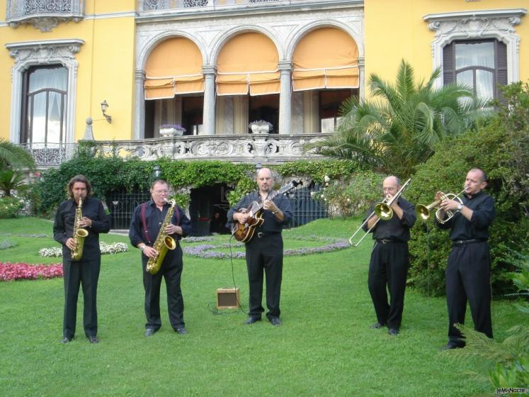 Band durante un'esibizione ad un matrimonio