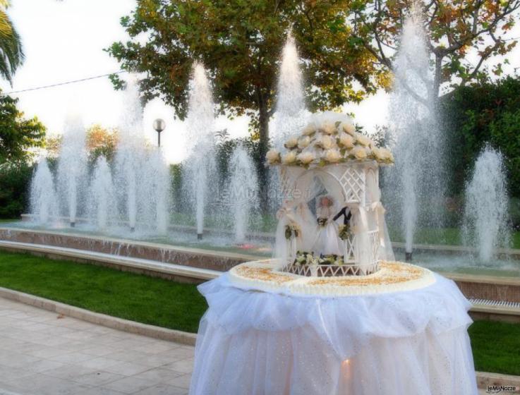 Il taglio della torta all'aperto