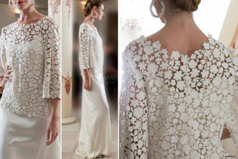 Meraviglioso abito da sposa dalla linea sobria ma originale