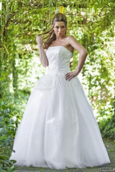 Abito da sposa con corpetto ricamato