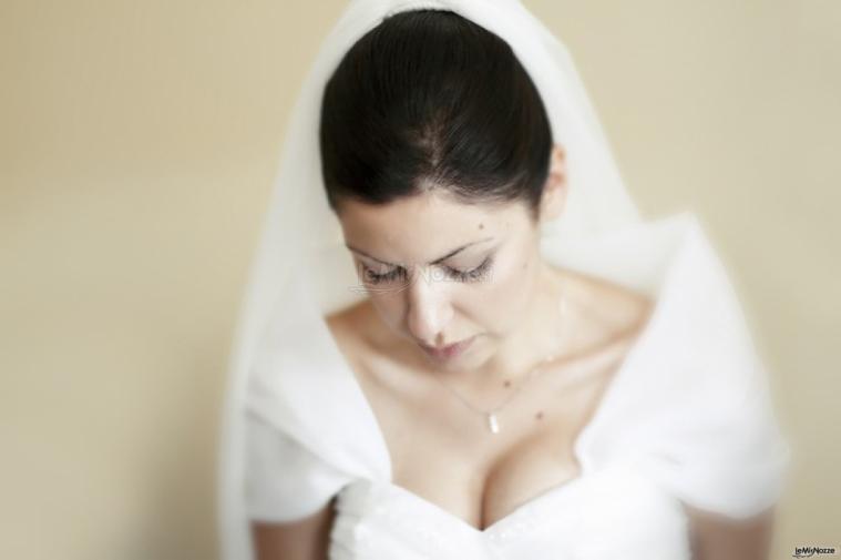 Foto della sposa pensierosa