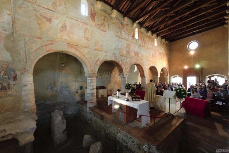Fotografia della chiesa durante la funzione nuziale