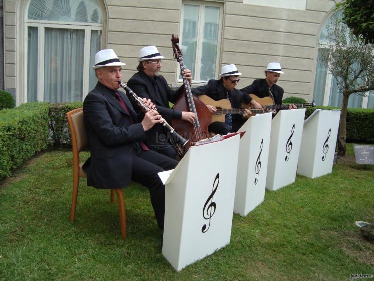 Band durante un'esibizione ad un matrimonio