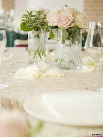 Centrotavola delicati di rose rosa