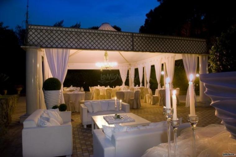 Gazebo allestito per un matrimonio di sera