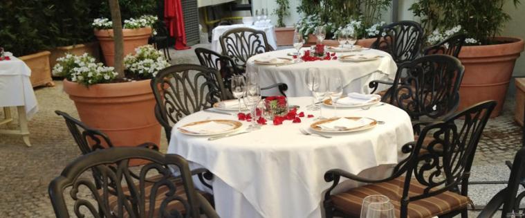 Tavoli nel giardino dell'hotel
