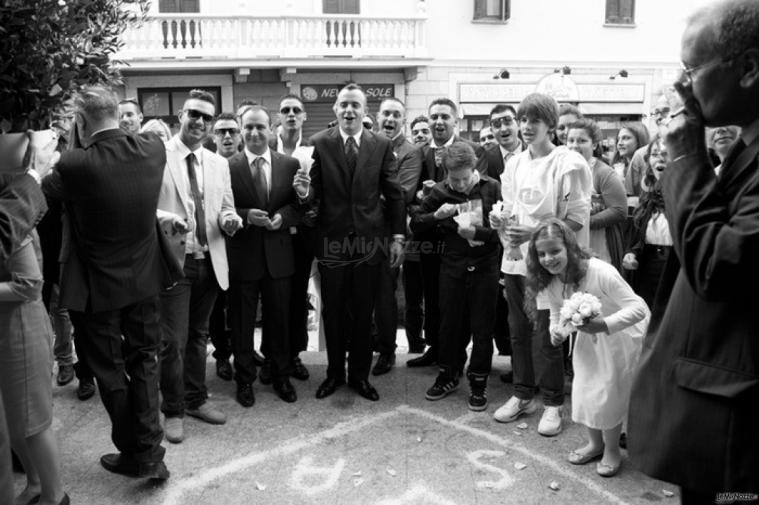 Foto degli invitati in attesa dell'uscita degli sposi