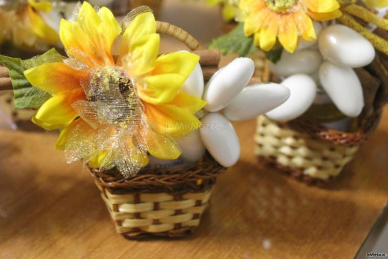 Cesto vimini con vasetto da 50 grammi, confettti imbustati singolarmente uno ad uno e fiore - Bomboniere per Natura