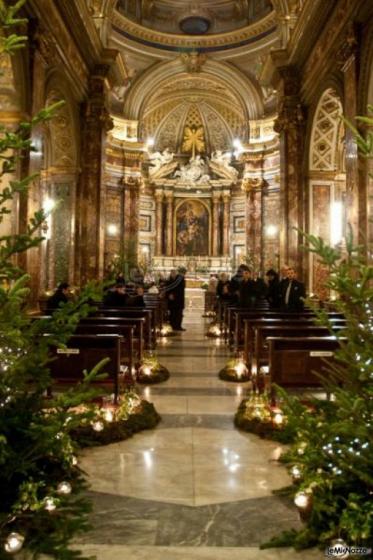 Addobbi floreali con abeti e candele per la cerimonia in chiesa