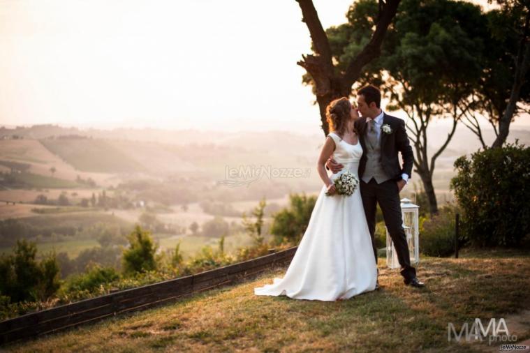 Bacio sposi in giardino