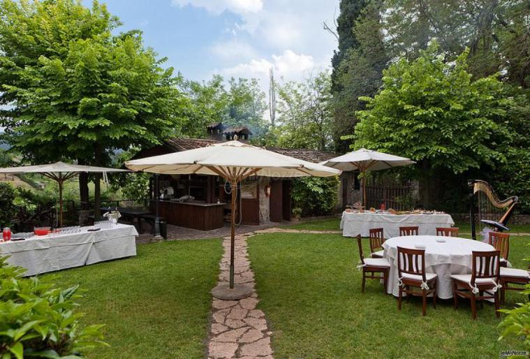 Allestimento del giardino per l'aperitivo di nozze