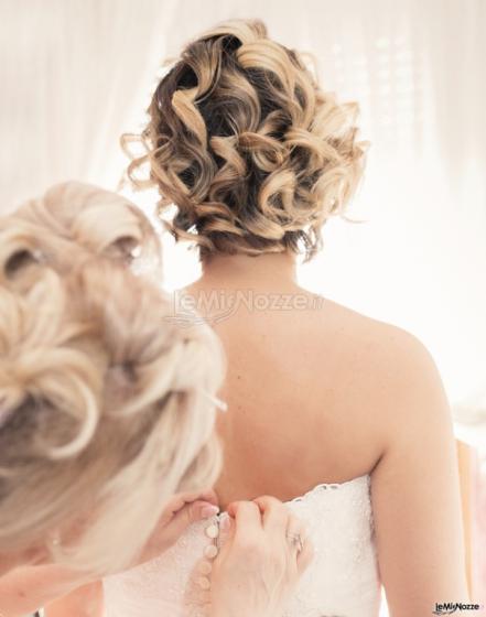 Christian Sciannamè Photo - La mamma chiude il vestito della Sposa