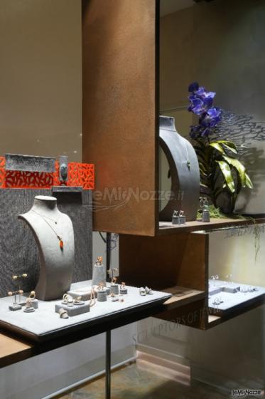 Le vetrine della gioielleria Daverio1933 a Bergamo