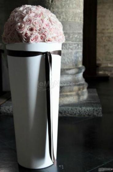 Vaso con rose rosa per il matrimonio
