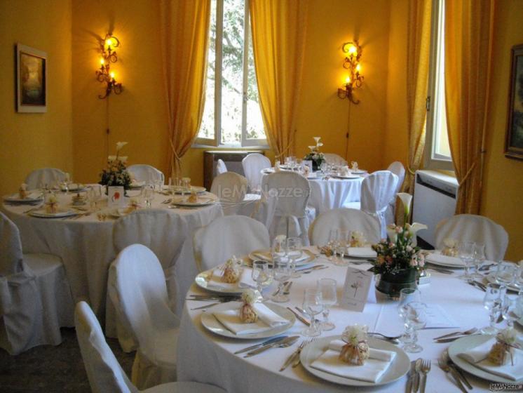 L'elegante salone interno di Villa Claterna