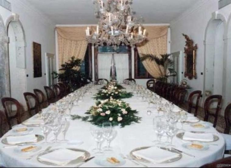 Allestimento tavoli per le nozze