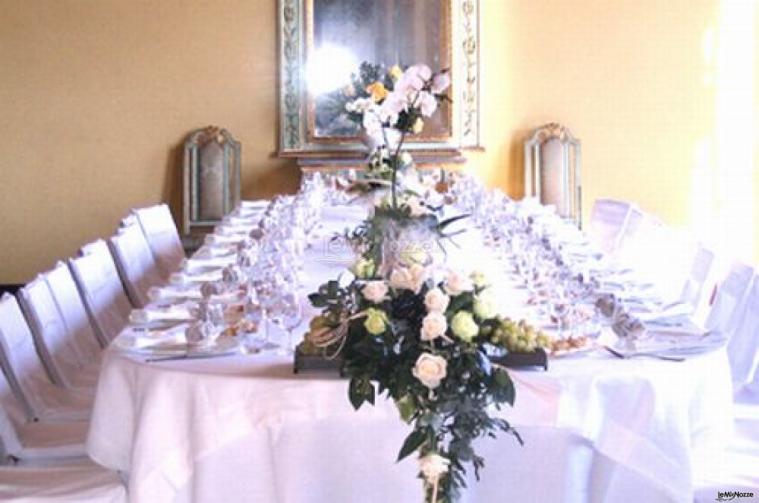 Mise en place con rose bianche