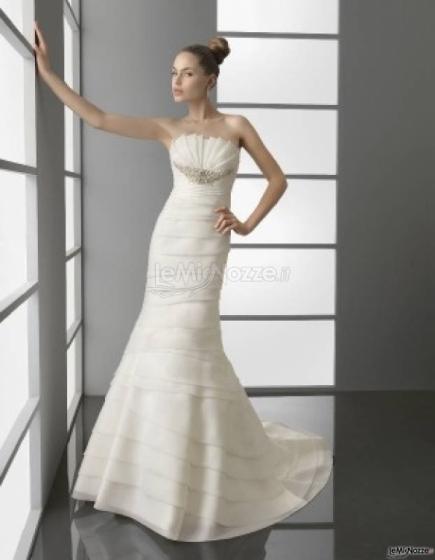 Abito da sposa con dettagli gioiello e intrecci di tessuto