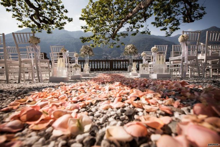 Addobbo con petali di rosa per il passaggio della sposa verso l'altare