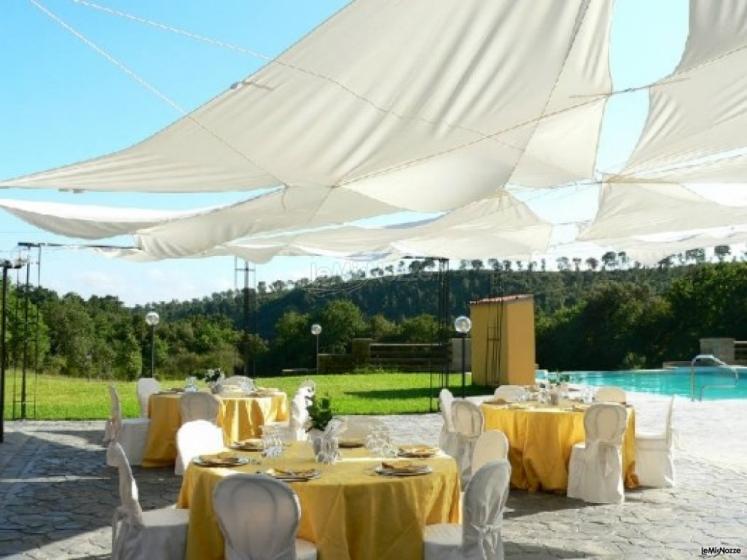 Allestimento ricevimento nuziale all'esterno della villa