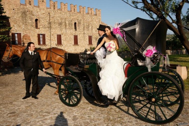 Gli sposi arrivano presso la location di matrimonio con la carrozza