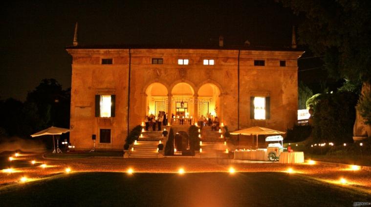 La villa illuminata per un ricevimento di matrimonio serale