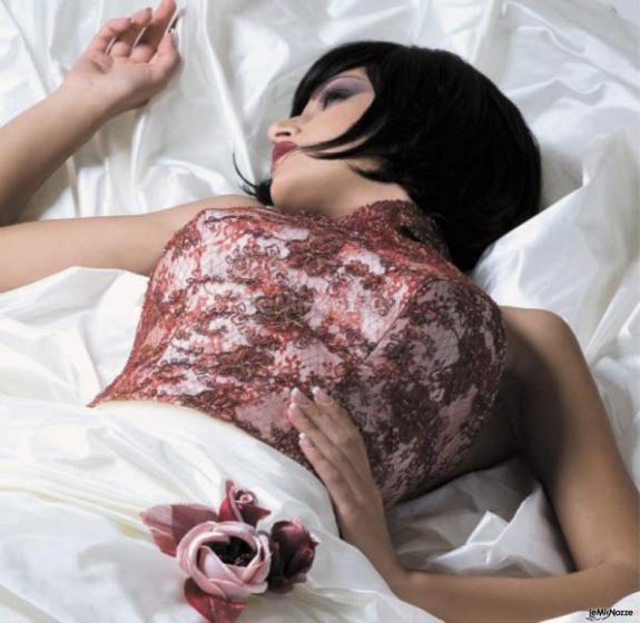 Abito da sposa bianco con dettagli in pizzo di colore rosso