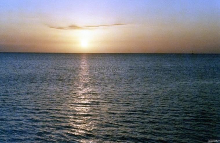 Mare al tramonto durante il viaggio di nozze