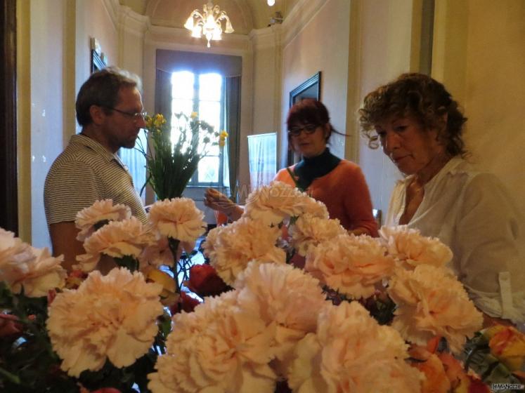 Preparazione dell'addobbo floreale per il matrimonio