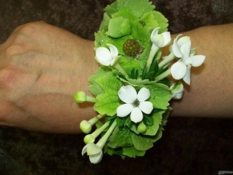 Bracciale di fiori per le damigelle della sposa