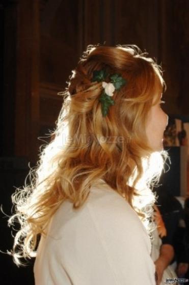 Acconciatura per la sposa con rosellina bianca ed edera