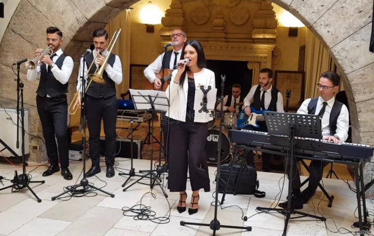 Metamorphosis Wedding Band - In sala con panciotto e cravattino nero