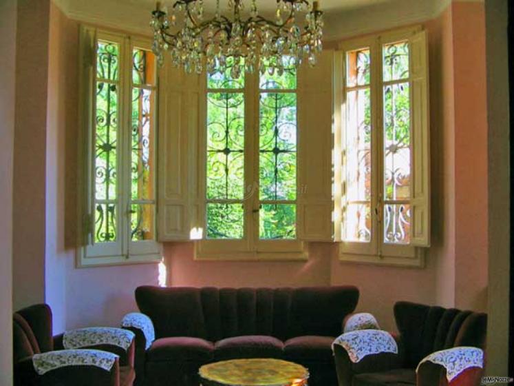 L'elegante salone della villa