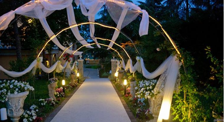 L'ingresso che conduce a Villa Montrona, elegantemente decorato con veli e fiori