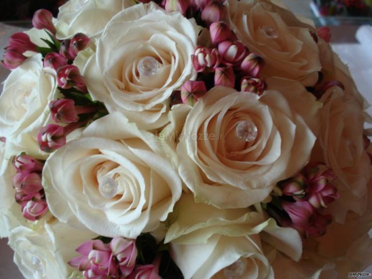 Allestimento floreale di rose con applicazione di brillantini per le nozze