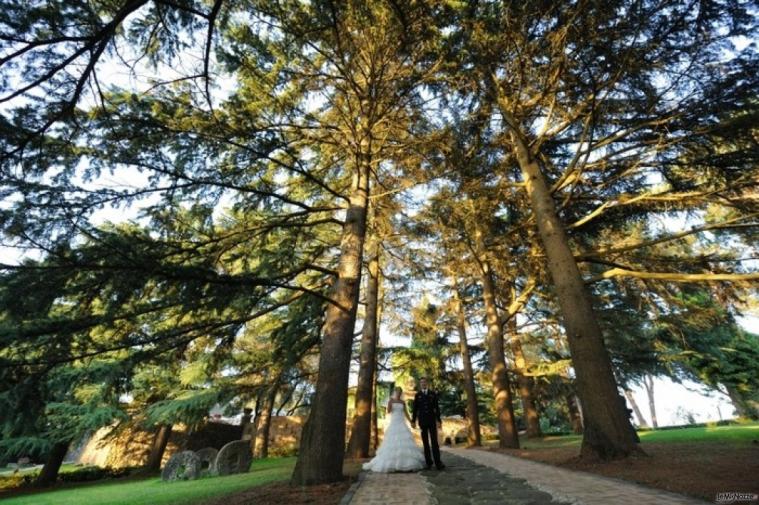 Gli sposi passeggiano nel parco del borgo