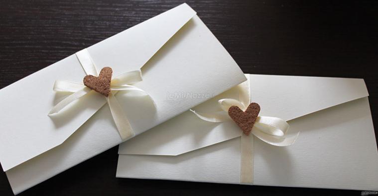 Contatto Creativo - Partecipazione con taglio obliquo e cuore in sughero. Tema shabby chic