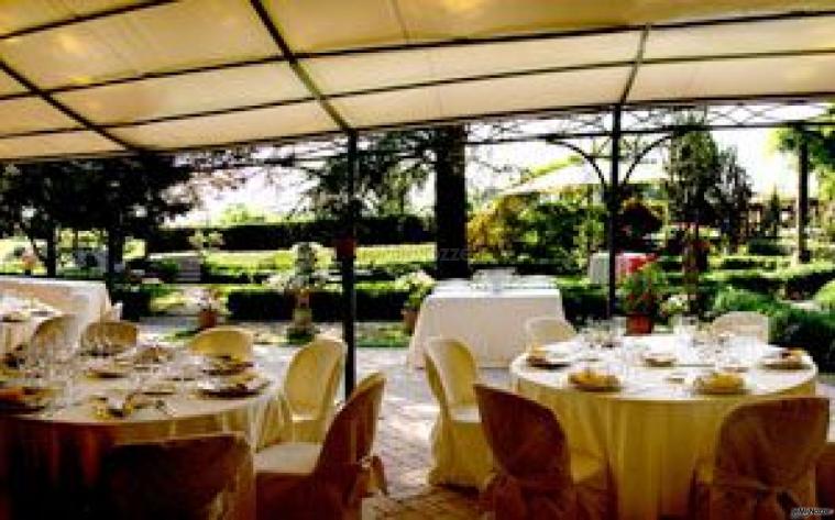 Tavoli allestiti per un ricevimento di matrimonio a contatto con la natura